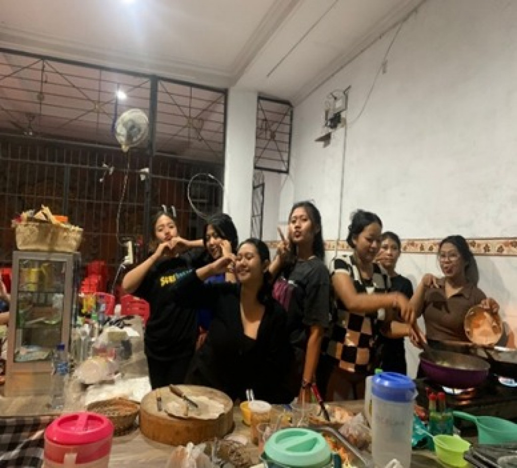 Semangat dan Antusias para Pemuda Pemudi STT. Dharma Chanti Membuka Warung Mini